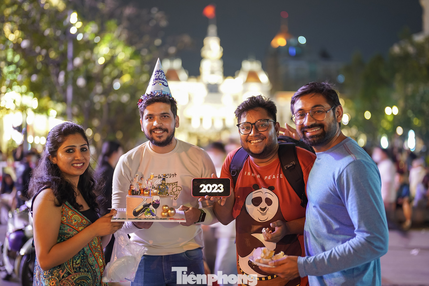 Anh Shivendu (quốc tịch Ấn Độ) được nhóm bạn tổ chức sinh nhật bất ngờ ngay sau thời khắc bước qua năm mới.