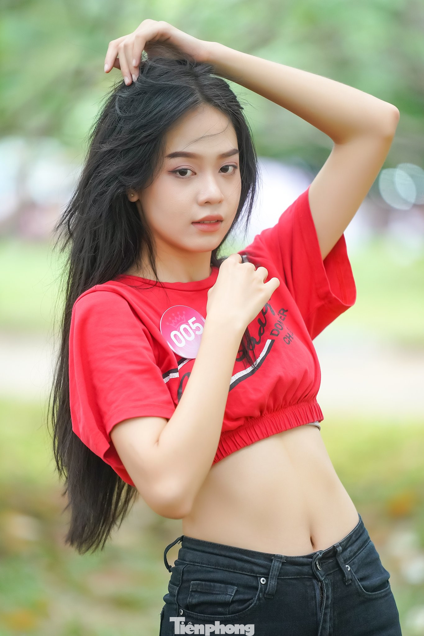 Vòng eo thon gọn, không chút mỡ thừa của Thanh Thủy trong buổi chụp ảnh cùng phóng viên. Để có được kết quả như hiện tại, đương kim Hoa hậu Việt Nam có thời gian dài tập luyện, ăn uống nghiêm ngặt.