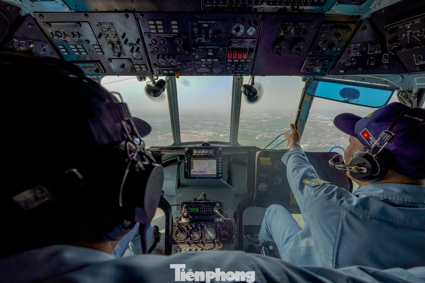 Trực thăng thẳng hướng hội trường Thống Nhất (quận 1, TPHCM). Trung đoàn Không quân trực thăng 916 là đơn vị có nhiều năm kinh nghiệm trong các nhiệm vụ bay kéo cờ trong các sự kiện như triển lãm Quốc phòng quốc tế hay kỷ niệm 70 năm chiến thắng Điện Biên Phủ.