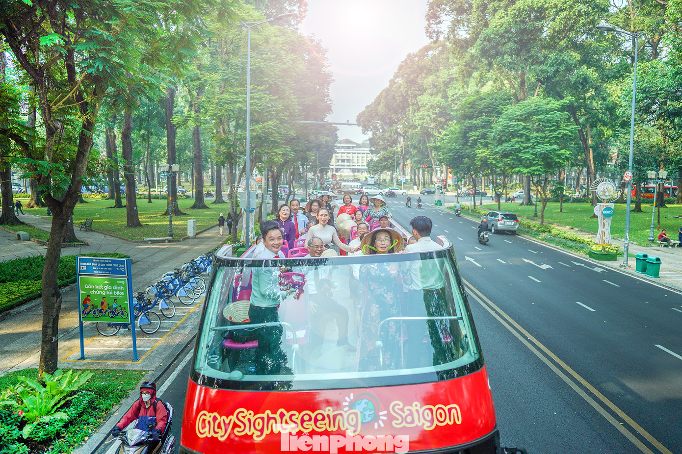 TPHCM cũng đề xuất đặt tên cho hai công trình công cộng. Theo đó, đặt tên Công viên trước Hội trường Thống Nhất là Công viên 30 tháng 4. Đặt tên cho cây cầu đang có tên tạm là cầu qua Đảo Kim Cương thuộc TP. Thủ Đức là cầu Trần Quý Kiên.