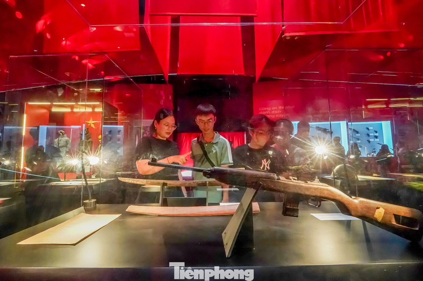 Cùng với triển lãm đa giác quan, Bảo tàng hiện vật Công an nhân dân được dựng lên ngay tại trục đường Nguyễn Huệ cũng thu hút sự chú ý của đông đảo người dân. Bảo tàng trưng bày các kỷ vật, vũ khí và khí tài của lực lượng Công an qua các thời kỳ. Cùng với triển lãm đa giác quan, Bảo tàng hiện vật Công an nhân dân được dựng lên ngay tại trục đường Nguyễn Huệ cũng thu hút sự chú ý của đông đảo người dân. Bảo tàng trưng bày các kỷ vật, vũ khí và khí tài của lực lượng Công an qua các thời kỳ.