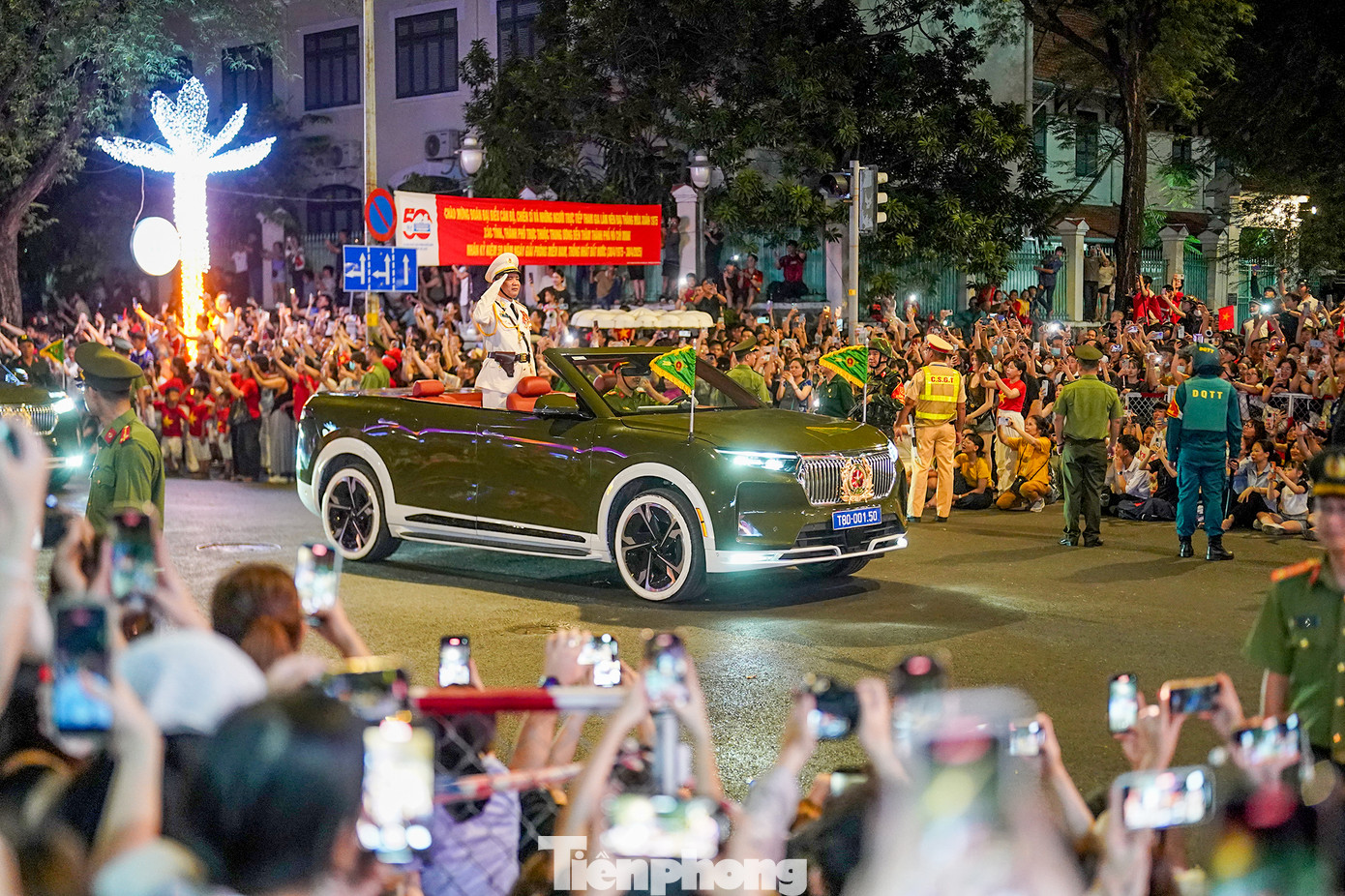 Chiếc xe mui trần được sử dụng làm xe tiêu binh dẫn đầu đoàn diễu binh.