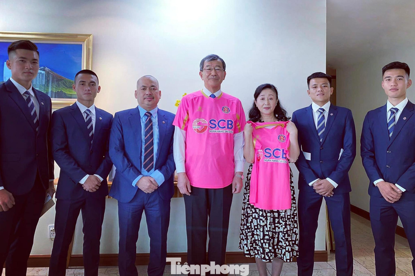 Tổng lãnh sự Nhật Bản tại TPHCM gặp mặt Chủ tịch CLB Sài Gòn cùng 4 cầu thủ sang Nhật thi đấu.