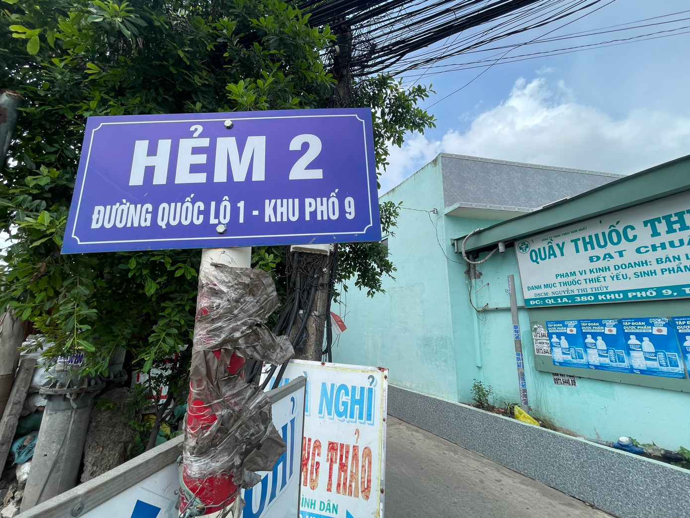 Trước đó, con đường lớn dẫn vào khu di tích Lò Gạch Võ Công Tồn bị chủ đầu tư Khu công nghiệp Phúc Long rào chắn, chỉ chừa lối cho xe máy. Lối đi khác là hẻm 2 (thuộc KP 9, thị trấn Bến Lức) chỉ cho tải trọng 2,5 tấn dẫn vào ấp Lò Gạch, xã Long Hiệp. Trước đó, con đường lớn dẫn vào khu di tích Lò Gạch Võ Công Tồn bị chủ đầu tư Khu công nghiệp Phúc Long rào chắn, chỉ chừa lối cho xe máy. Lối đi khác là hẻm 2 (thuộc KP 9, thị trấn Bến Lức) chỉ cho tải trọng 2,5 tấn dẫn vào ấp Lò Gạch, xã Long Hiệp.