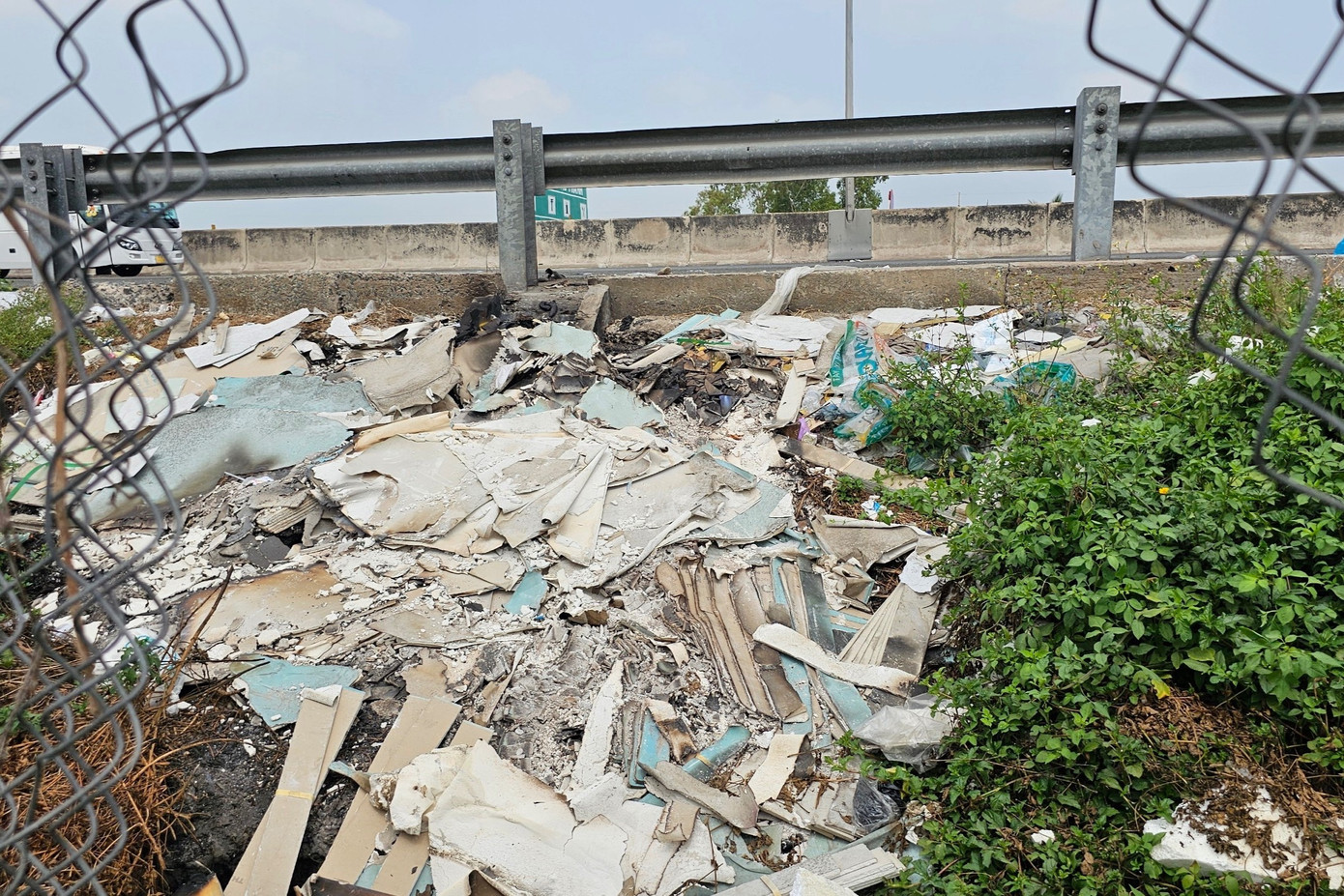 Hình ảnh ghi nhận ngay khu vực km 26 gần trạm dừng nghỉ cao tốc Châu Thành, hàng rào cao tốc bị cắt phá tạo lối lên xuống, ở đây cũng tràn ngập rác Hình ảnh ghi nhận ngay khu vực km 26 gần trạm dừng nghỉ cao tốc Châu Thành, hàng rào cao tốc bị cắt phá tạo lối lên xuống, ở đây cũng tràn ngập rác