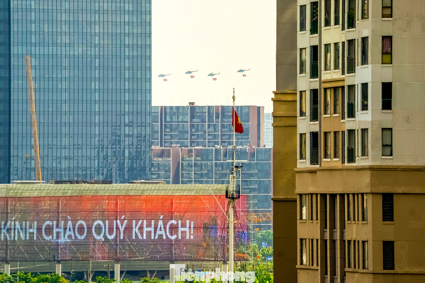 Phi đội trực thăng Mi-171, Mi-8, Mi-17 trong đội hình bay treo cờ dịp lễ này từng tham gia trình diễn tại những sự kiện lớn như lễ kỷ niệm 70 năm Chiến thắng Điện Biên Phủ, khai mạc Triển lãm Quốc phòng quốc tế Việt Nam 2024.