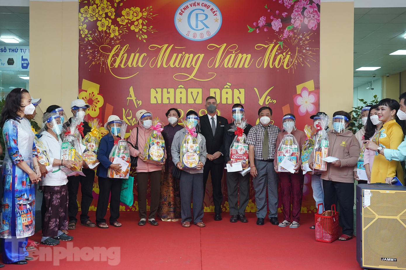 Cùng với hoạt động khai mạc đường hoa xuân, để hỗ trợ và chia sẻ khó khăn với người bệnh ở lại điều trị trong dịp Tết Nguyên đán, phòng Công tác Xã hội của bệnh viện đã phối hợp với các tổ chức, cá nhân thiện nguyện trao 170 phần quà cho người bệnh.