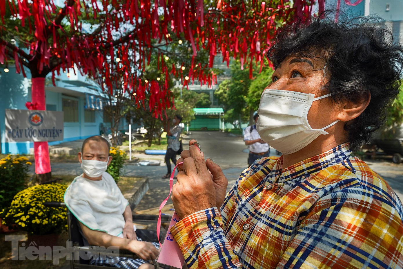 “Em trai tôi sau khi nhiễm COVID-19 thì bị tai biến yếu liệt nửa người bên trái. Hiện nay, sức khỏe đang bình phục nhưng chưa thể tự đi lại, lo cho sinh hoạt cá nhân. Năm nay, chị em tôi sẽ ăn Tết trong bệnh viện. Chúng tôi đang nhận được sự chăm sóc tận tâm, tận tình của y bác sĩ, họ xem chúng tôi như người thân. Tôi mong bước sang năm mới, em mình chóng bình phục để sớm trở về bên gia đình”, bà Hồng rưng rưng.