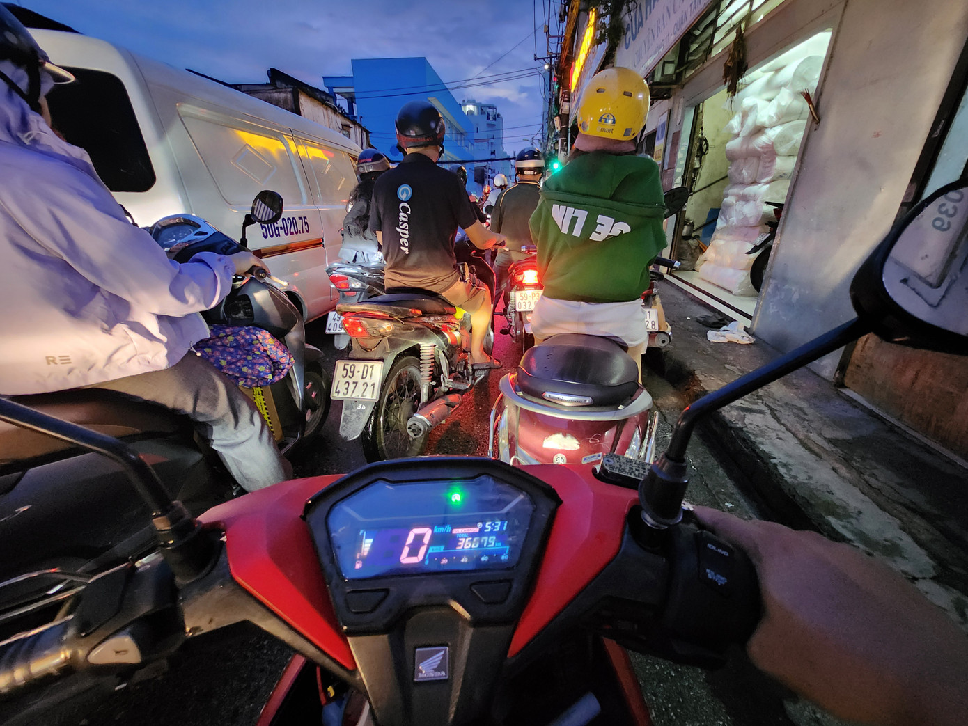 Đường Phạm Phú Thứ bề ngang hẹp, xe cộ đông nên có nhiều lúc phải đứng yên vài phút nếu ở các nút giao ùn tắc.