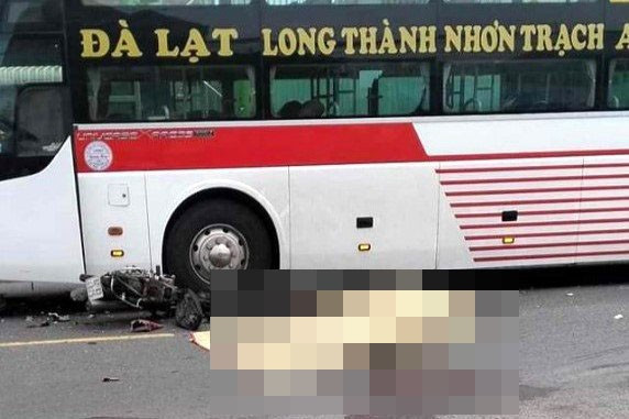 Hai thanh niên đi trên xe máy tông vào xe khách đang lưu thông trên Quốc lộ N2 khiến cả hai nạn nhân ngã ra đường, tử vong tại chỗ.