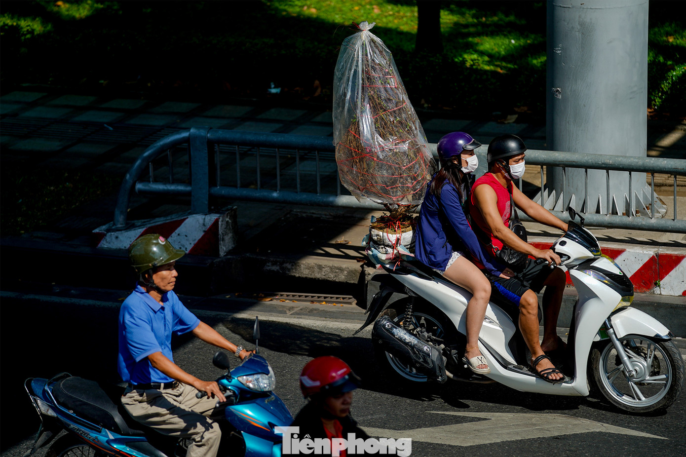 "Người có tiền năm nay cũng khác. Mấy năm trước, cứ 29-30 tháng Chạp là không khí xôm tụ lắm, bán không kịp, mấy ông xe ôm nhận cuốc liên lục. Người mua, người bán thì cũng rất nhanh gọn trong việc chốt giá. Năm nay, tôi thấy người dân đi mua hàng suy nghĩ khá lâu khi đứng trước chậu hoa ưng ý rồi nhẹ nhàng hỏi giá, cảm thấy được thì họ trả giá, không được thì lẳng lặng quay đi. Vài chục người thì có một hai người mua", ông Trần Văn Đức, một chủ vườn chia sẻ về thái độ tiêu dùng của khách hàng.