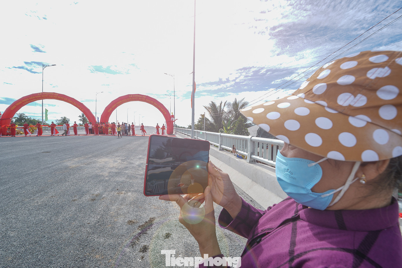 Từ sáng sớm, người dân đã ra khu vực tổ chức lễ thông xe chờ xem thời khắc con đường đưa vào sử dụng.