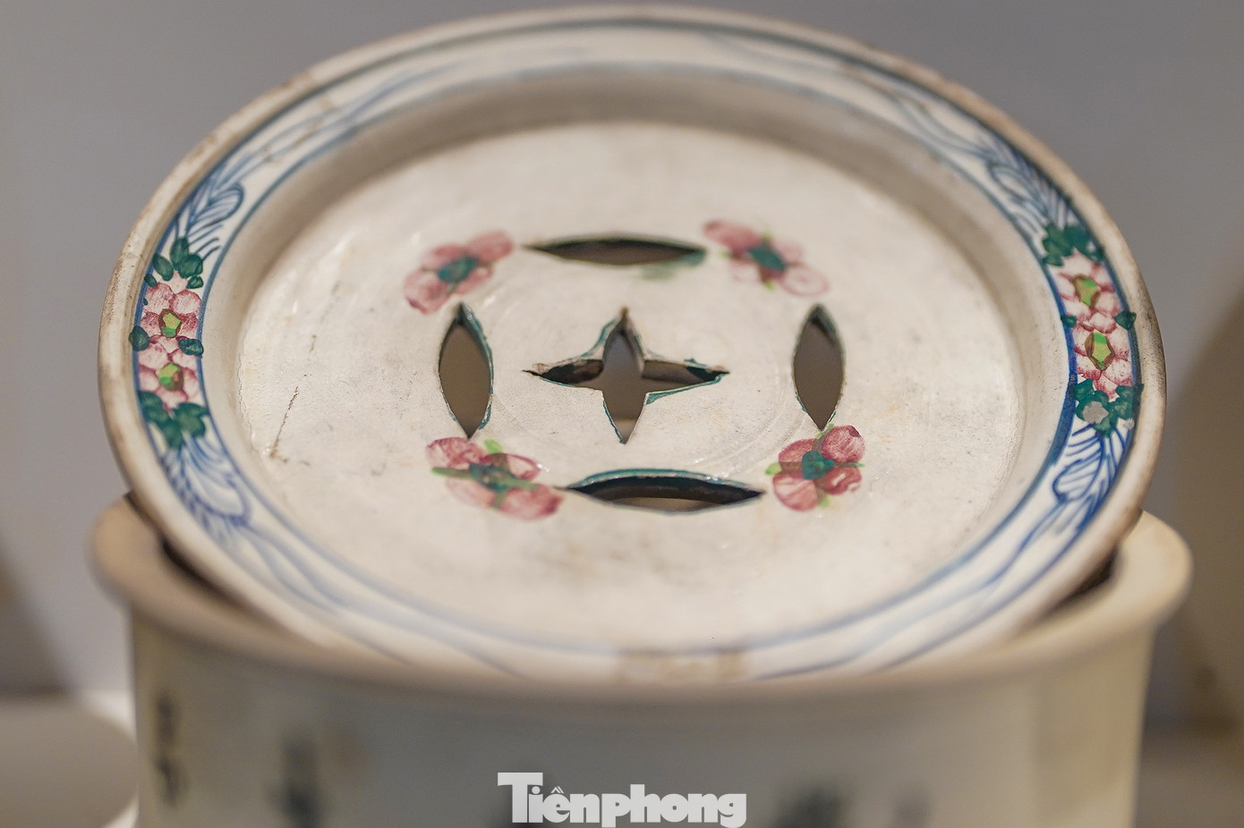 Tâm của chiếc đĩa trên khay trà không cân đối, toát lên giá trị của nghệ thuật từ những đôi tay tài hoa tạo tác trên các sản phẩm thủ công mỹ nghệ. Nếu xét đến đáp ứng nhu cầu của khách hàng, mỗi một sản phẩm đều độc bản, giúp người dùng thể hiện đẳng cấp của mình.