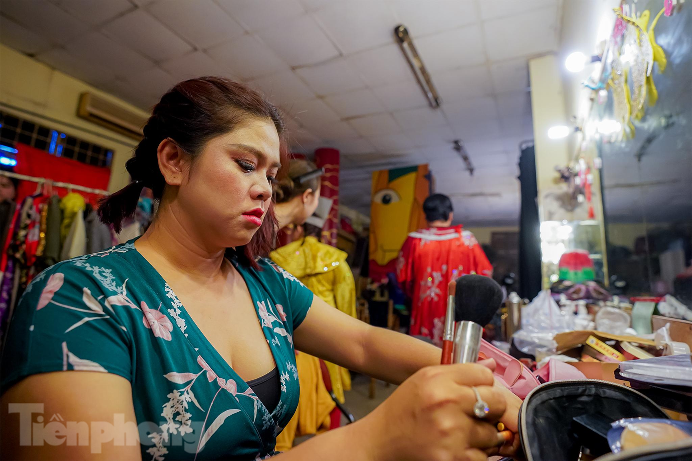 “Hôm nay, Hồng Đào có vai bà Táo ở 3 lớp diễn. Vở này mình tập năm rồi trong khoảng 2 tuần. Lâu lắm rồi, khao khát đi diễn lắm, mình nhớ sân khấu lắm. Tụi mình hay gọi sân khấu sáng đèn là 'thánh đường', được trở lại với 'thánh đường' là một điều không thể diễn tả bằng lời. Thật sự mình không nghĩ sân khấu sẽ được mở lại trong dịp tết này. Thời điểm giãn cách, nhóm diễn viên đóng quân tại sân khấu 5B này để nấu ăn cho lực lượng tuyến đầu. Suốt mấy tháng, ngày nào cũng nhìn thấy sân khấu mà không được diễn, cảm giác đó khó chịu lắm”, diễn viên trẻ Hồng Đào nghẹn ngào.