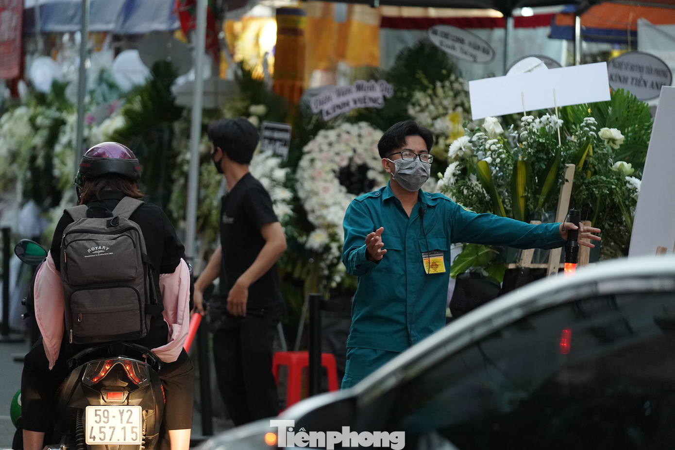 Lực lượng Dân quân tự vệ địa phương tham gia điều tiết, giữ gìn an ninh trật tự tại khu vực đám tang.