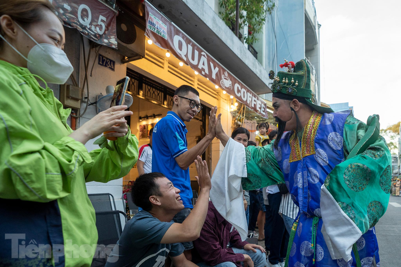 Ông Thần tài quẩy hết mình với du khách. Ông Thần tài quẩy hết mình với du khách.