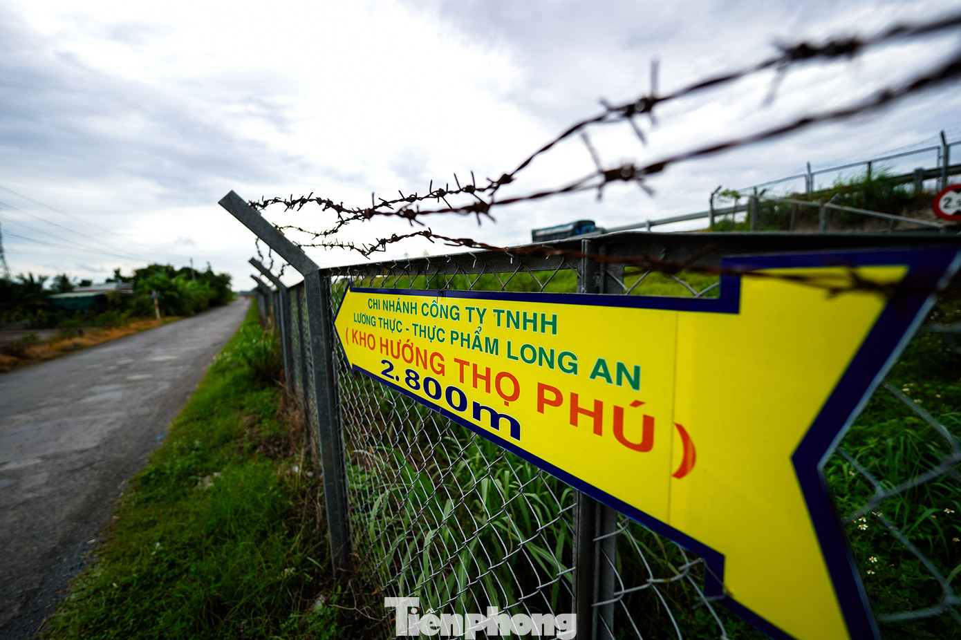 Nhiều đoạn đường biến thành nơi tập kết rác trộm và rác thải sinh hoạt, tạo nên hình ảnh ô nhiễm, mất mỹ quan.