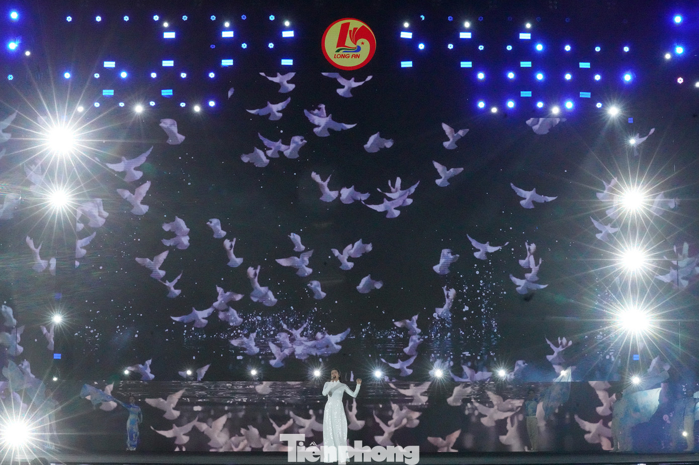 Á hậu Thu Hiền biểu diễn ca khúc Khát vọng trên sân khấu được đầu tư mạnh về âm thanh, ánh sáng và dàn vũ công hoành tráng.