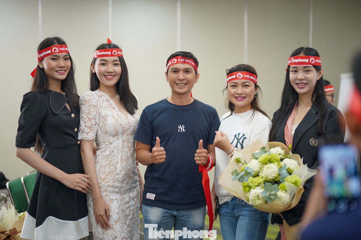 Sự kiện có sự tham gia của top 20 thí sinh Hoa hậu Việt Nam 2022. Từ trái sang: Nguyễn Lê Hoàng Linh, Nguyễn Ngọc Tường Vi, Ngọc Thảo (ngoài cùng bên phải).