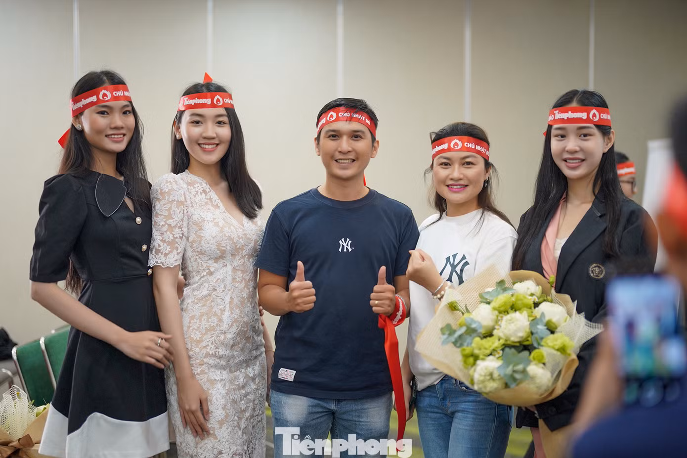 Sự kiện có sự tham gia của top 20 thí sinh Hoa hậu Việt Nam 2022. Từ trái sang: Nguyễn Lê Hoàng Linh, Nguyễn Ngọc Tường Vi, Ngọc Thảo (ngoài cùng bên phải).