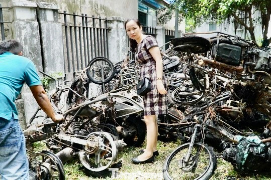 Một người dân đi tìm lại tài sản của mình trong đống sắt vụn. Một người dân đi tìm lại tài sản của mình trong đống sắt vụn.