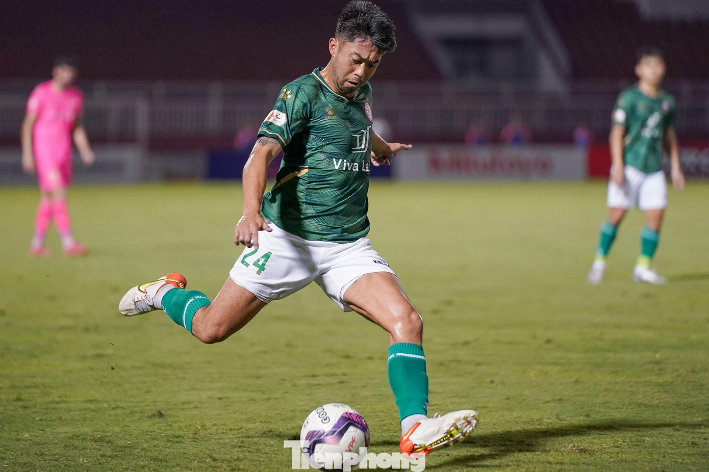 CLB TPHCM vẫn là đội chơi tốt hơn với tuyến tiền vệ vượt trội. Lee Nguyễn và Ngô Hoàng Thịnh giúp cho đội bóng áo xanh kiểm soát thế trận. Lee Nguyễn là hạt nhân trong cách tấn công mà HLV Nguyễn Hữu Thắng xây dựng cho các học trò. Anh tung ra nhiều đường chuyền có nét, đặt các đồng đội vào vị trí thuận lợi nhưng họ không thể tận dụng cơ hội. CLB TPHCM vẫn là đội chơi tốt hơn với tuyến tiền vệ vượt trội. Lee Nguyễn và Ngô Hoàng Thịnh giúp cho đội bóng áo xanh kiểm soát thế trận. Lee Nguyễn là hạt nhân trong cách tấn công mà HLV Nguyễn Hữu Thắng xây dựng cho các học trò. Anh tung ra nhiều đường chuyền có nét, đặt các đồng đội vào vị trí thuận lợi nhưng họ không thể tận dụng cơ hội.