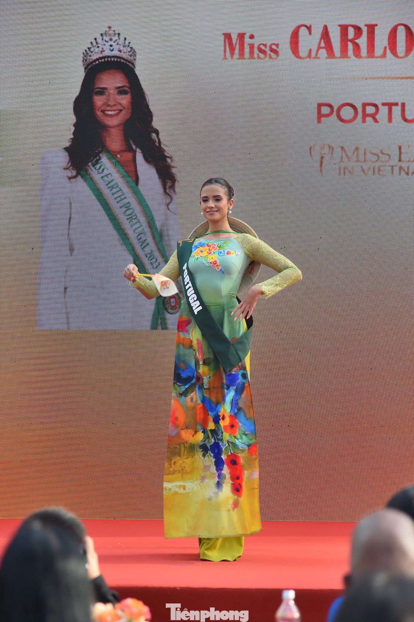 Người đẹp Bồ Đào Nha - Carlota Lobo mang theo nhiều hành lý khi đến Việt Nam. Có lẽ đây là sự chuẩn bị chỉn chu của người đẹp để có được nhiều hình ảnh ấn tượng tại cuộc thi.