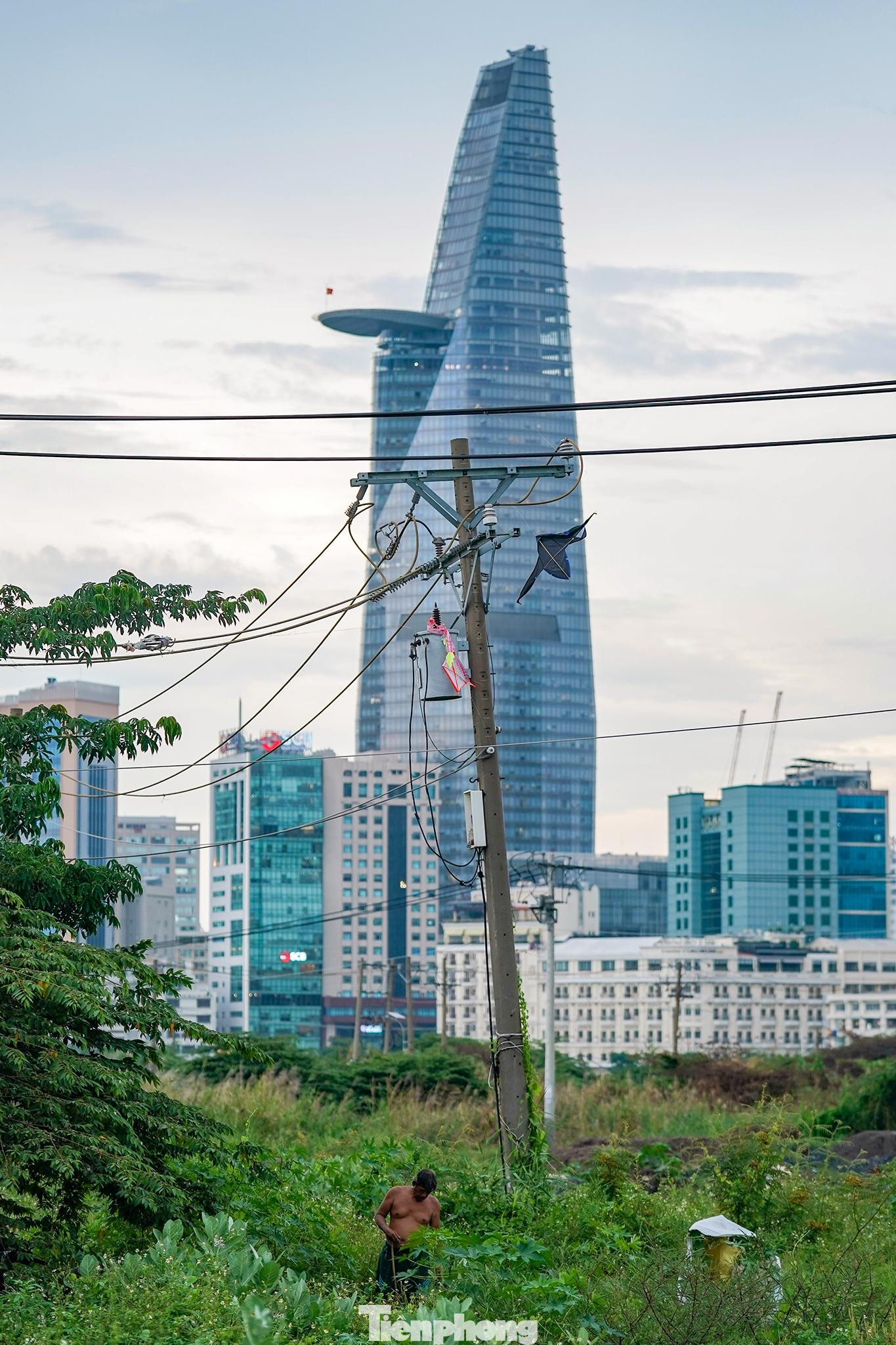 Diều bị đứt dây vướng cả vào trụ điện cao thế. Có thể nói, việc chơi diều là một thú vui, một hình thức giải trí và thư giãn. Tuy nhiên, thả diều ở chỗ nào để không nguy hiểm, không gây sự cố lưới điện là điều cần được quan tâm. Diều bị đứt dây vướng cả vào trụ điện cao thế. Có thể nói, việc chơi diều là một thú vui, một hình thức giải trí và thư giãn. Tuy nhiên, thả diều ở chỗ nào để không nguy hiểm, không gây sự cố lưới điện là điều cần được quan tâm.