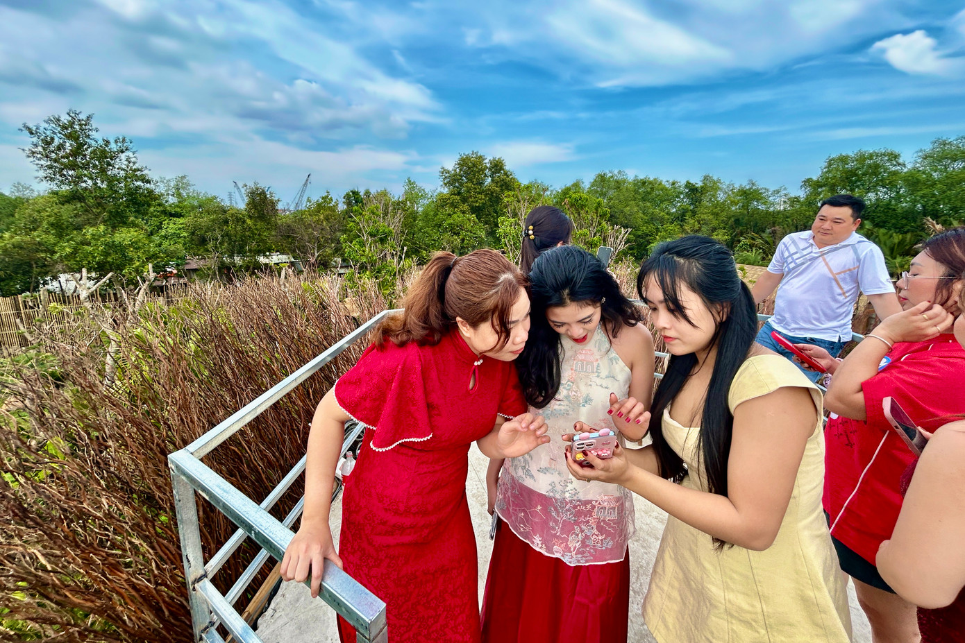 Bên trên chiếc chòi quan sát nằm ngay trung tâm quán khá hút các bạn trẻ chụp ảnh check-in khi có nhiều góc mang lại những tấm ảnh đẹp.