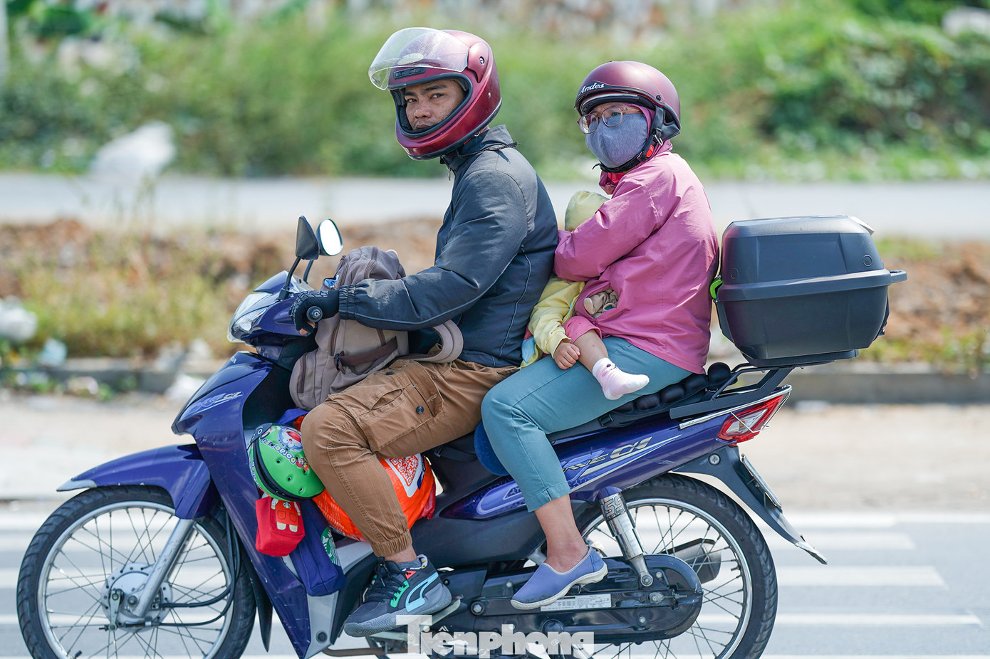 Người dân lỉnh kỉnh đồ đạc quay lại TPHCM sau kỳ nghỉ tết. Theo Trung tâm Dự báo khí tượng Thủy văn quốc gia, trong ngày 2/2, khu vực Nam bộ có mây, ngày nắng, đêm không mưa. Gió Đông Bắc cấp 2-3. Nhiệt độ thấp nhất 21-24 độ C, riêng miền Đông có nơi dưới 21 độ C. Nhiệt độ cao nhất 31-34 độ C.