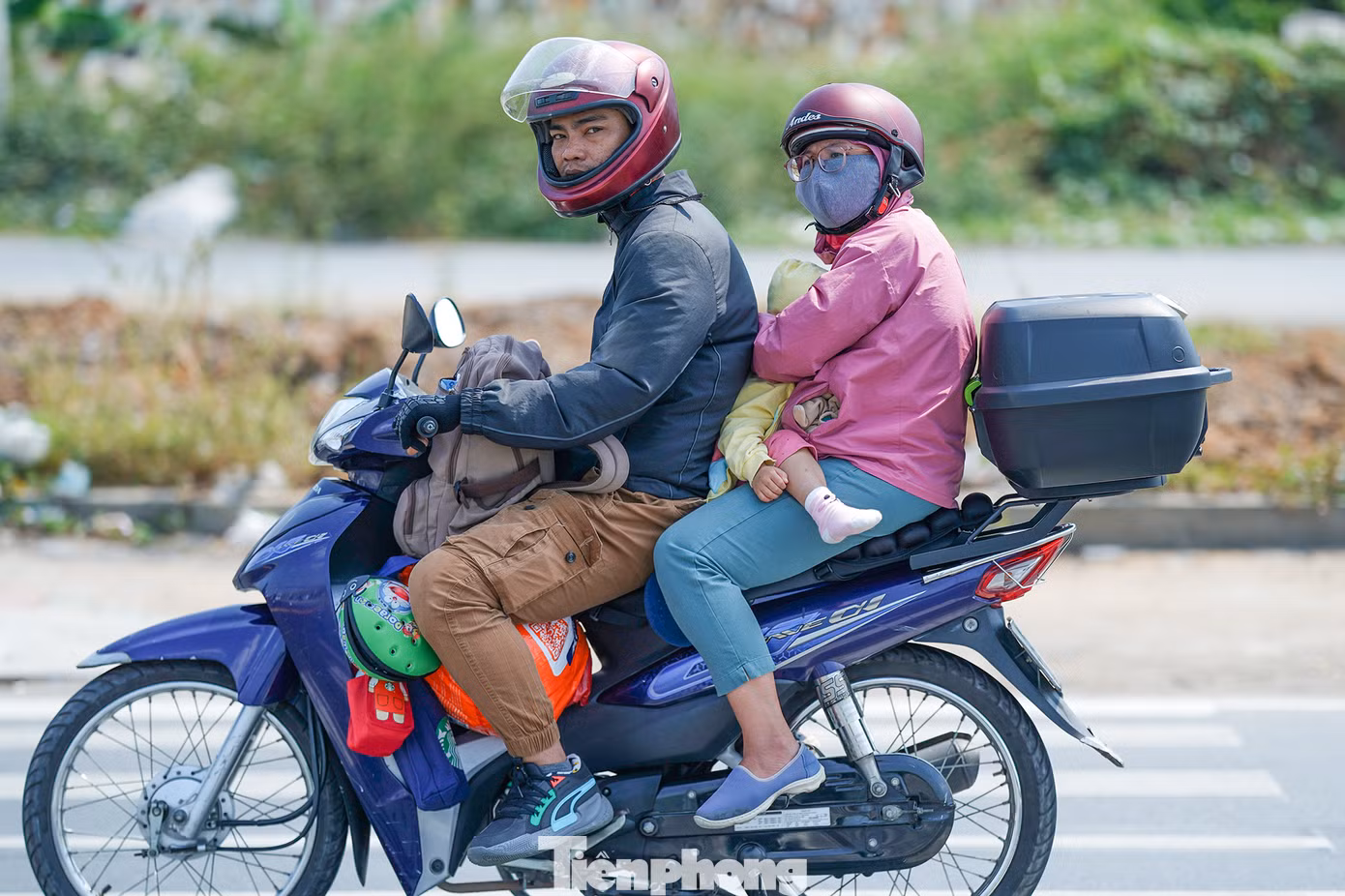 Người dân lỉnh kỉnh đồ đạc quay lại TPHCM sau kỳ nghỉ tết. Theo Trung tâm Dự báo khí tượng Thủy văn quốc gia, trong ngày 2/2, khu vực Nam bộ có mây, ngày nắng, đêm không mưa. Gió Đông Bắc cấp 2-3. Nhiệt độ thấp nhất 21-24 độ C, riêng miền Đông có nơi dưới 21 độ C. Nhiệt độ cao nhất 31-34 độ C.