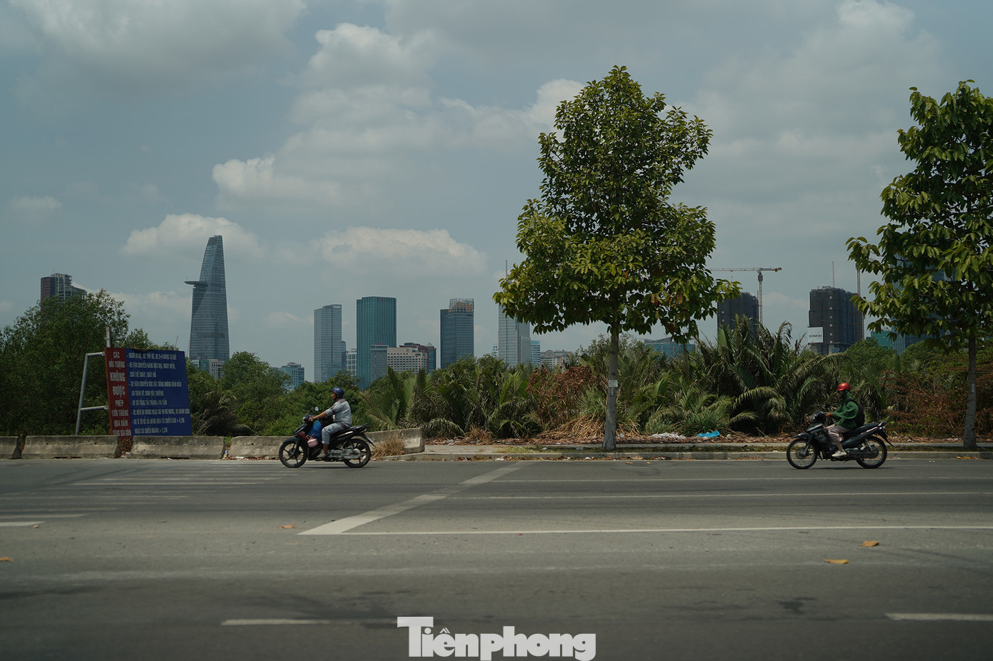 Tuy nhiên, việc thu hồi đất để làm Khu đô thị mới Thủ Thiêm đã xảy ra nhiều tranh chấp, khiếu kiện đến nay vẫn chưa giải quyết xong.