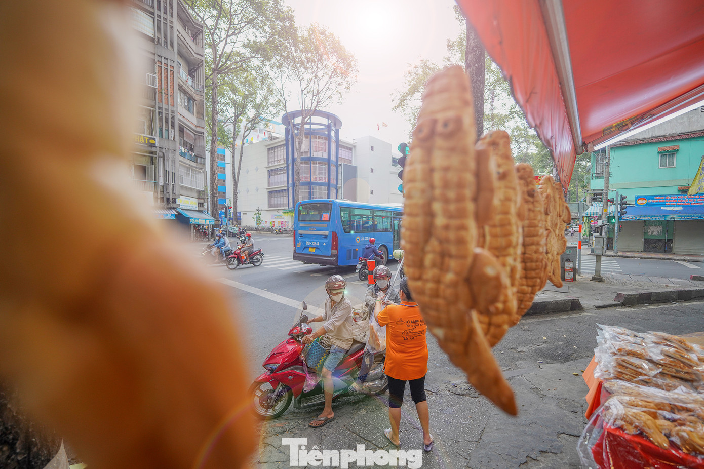 Chủ tiệm là ông Khiêm (75 tuổi), quê An Giang. Ông cho biết, gia đình có nghề bánh mì truyền thống, đã có vài cơ sở ở TP. Long Xuyên. Khoảng 2 năm trước, gia đình mở thêm lò ở TPHCM, chuyên làm bánh mì khổng lồ, kích thước từ 30-60 cm. Tiệm bánh hoạt động từ 2h sáng hàng ngày để kịp cho ra khoảng hơn trăm chiếc bánh hình hải sản phục vụ thực khách.