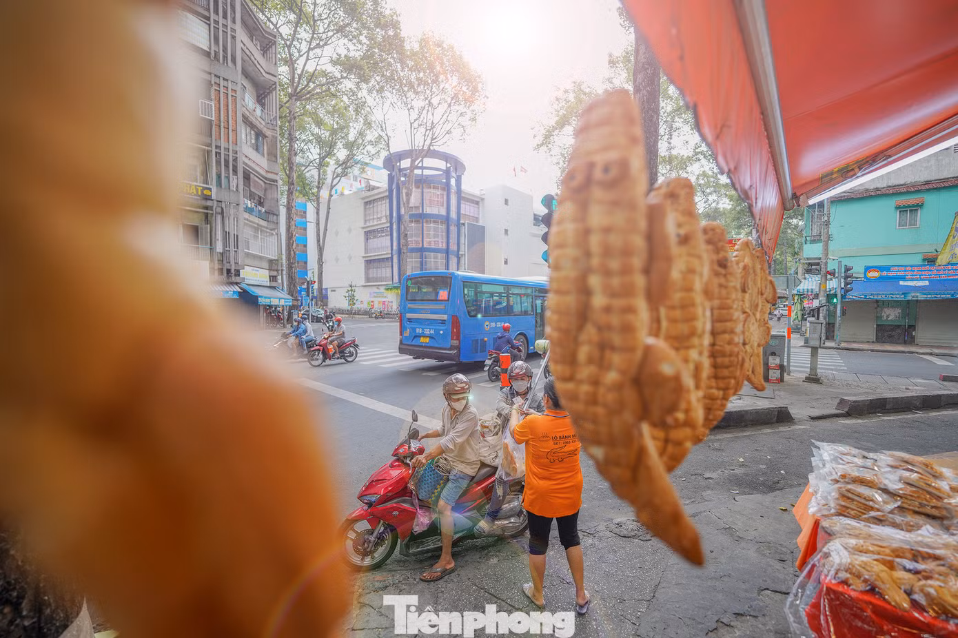 Chủ tiệm là ông Khiêm (75 tuổi), quê An Giang. Ông cho biết, gia đình có nghề bánh mì truyền thống, đã có vài cơ sở ở TP. Long Xuyên. Khoảng 2 năm trước, gia đình mở thêm lò ở TPHCM, chuyên làm bánh mì khổng lồ, kích thước từ 30-60 cm. Tiệm bánh hoạt động từ 2h sáng hàng ngày để kịp cho ra khoảng hơn trăm chiếc bánh hình hải sản phục vụ thực khách.
