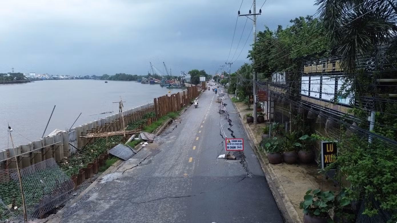 Tình trạng trên bắt đầu xuất hiện từ ngày 17/7, đoạn Đường tỉnh 826C đoạn qua địa bàn xã Phước Lại, huyện Cần Giuộc, tỉnh Long An xuất hiện nhiều vết nứt, sụt lún kéo dài khoảng 200 m, trong đó gần 140 m bị lún sâu. Tại hiện trường, nhiều vết nứt rộng khoảng 50 cm, có điểm rộng khoảng 1 m, sâu hơn 1 m, nguy cơ mất an toàn giao thông.