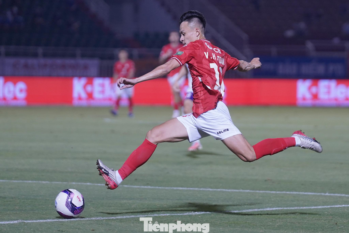 Cú sút chéo góc cực mạnh, xuyên qua 'rừng chân' của Võ Huy Toàn đã giúp CLB TPHCM chia điểm với CLB Becamex Bình Dương ngay tại sân Thống Nhất. Cú sút chéo góc cực mạnh, xuyên qua 'rừng chân' của Võ Huy Toàn đã giúp CLB TPHCM chia điểm với CLB Becamex Bình Dương ngay tại sân Thống Nhất.