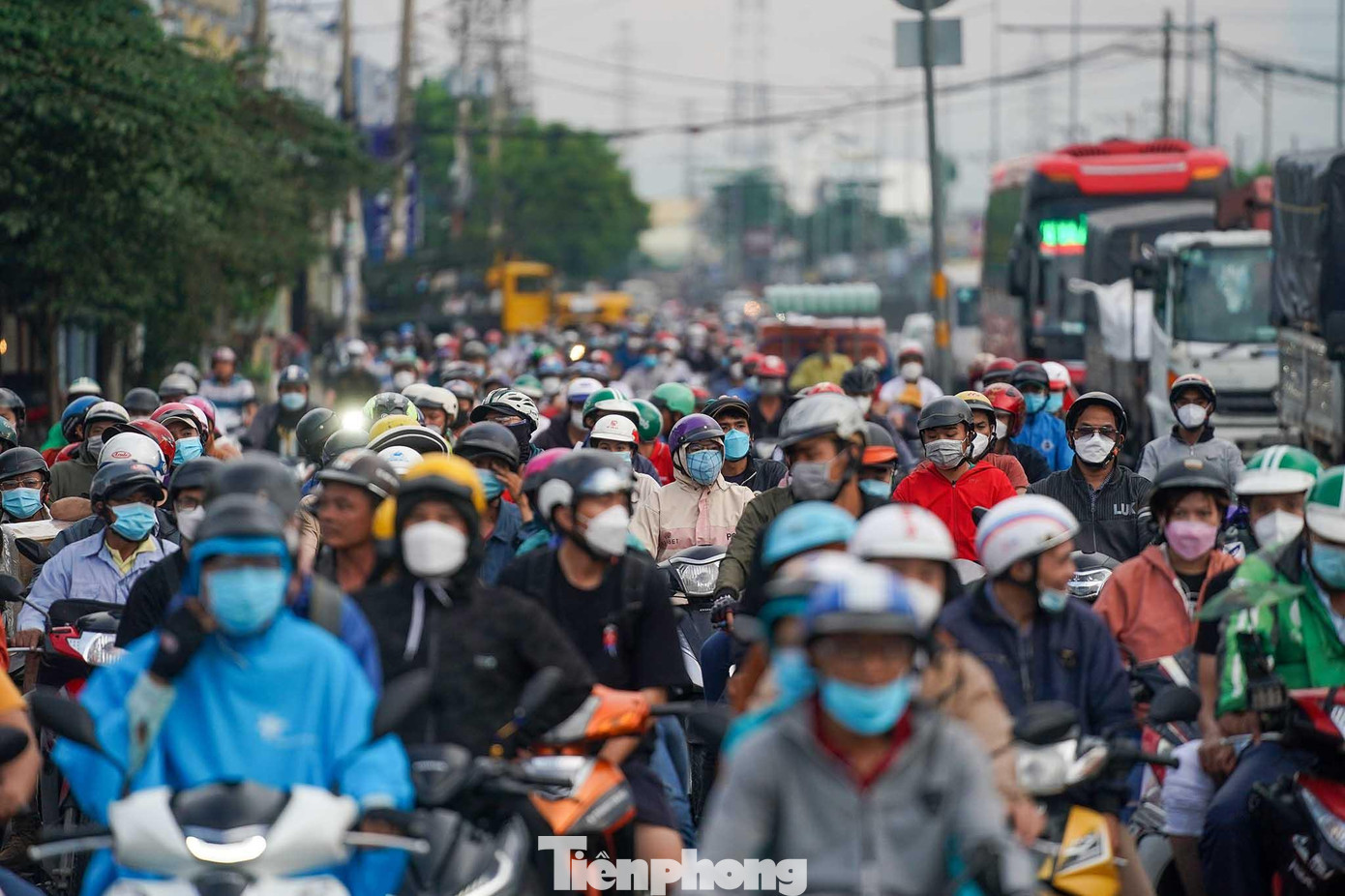 Khu vực đèn đỏ ngã tư Phan Văn Hớn - QL 1 lượng phương tiện dày đặc từ các tỉnh miền Tây.