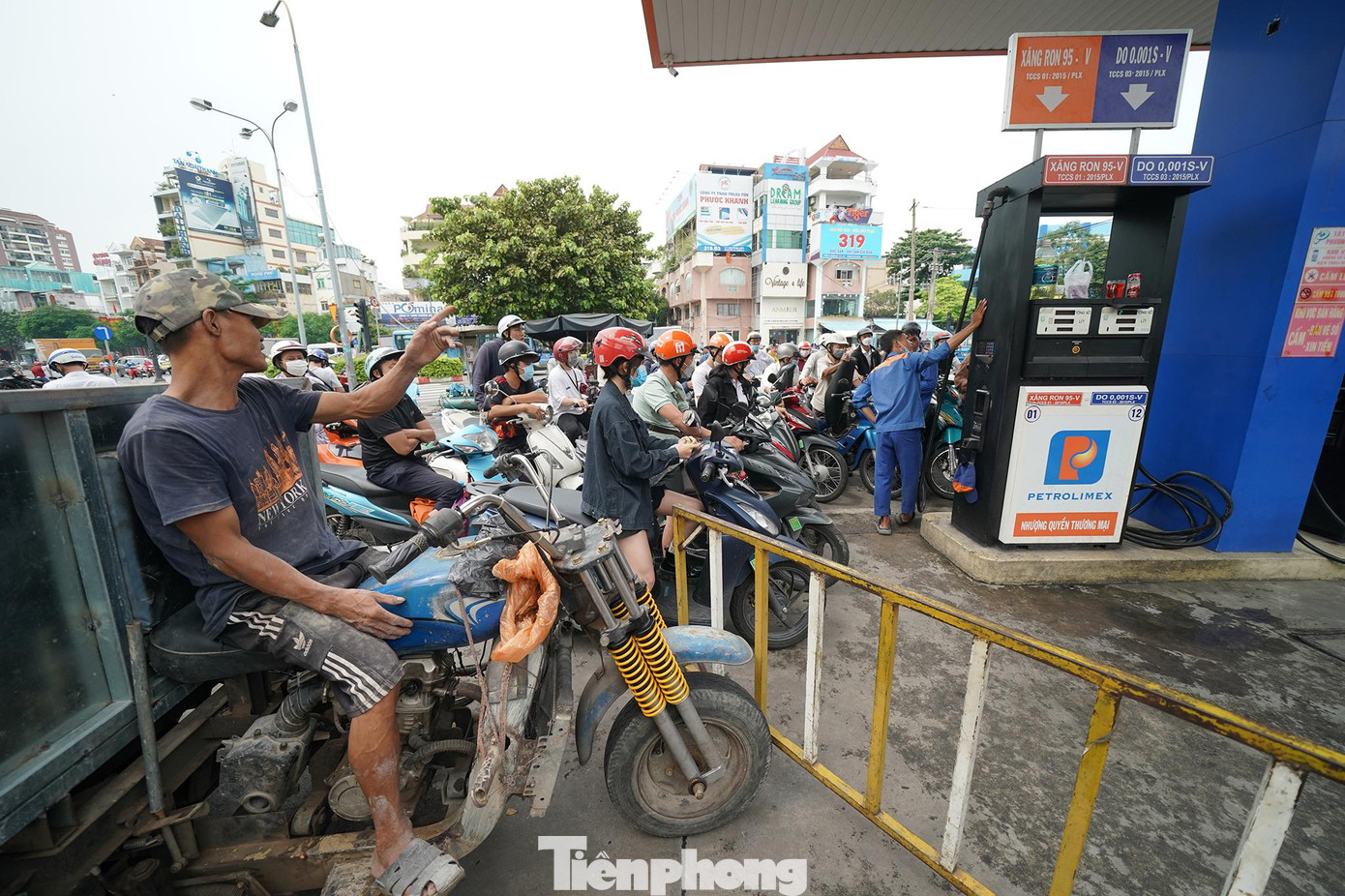 "Thời điểm giãn cách xã hội, thành phố đâu đâu cũng thấy rào chắn, người người xếp hàng dài chờ lấy mẫu, có tiền cũng khó mua thực phẩm, phải đi lòng vòng mới tìm được đường vào một khu dân cư. Bây giờ, người dân phải chạy lòng vòng tìm cây xăng, xếp hàng dài chờ đổ vài chục phút, tới khi mua thì mua với số lượng giới hạn, không còn chuyện đổ đầy bình. Mấy cái rào chắn này ám ảnh tôi thật sự", ông Lê Văn Quốc, tài xế chở VLXD ngán ngẩm.