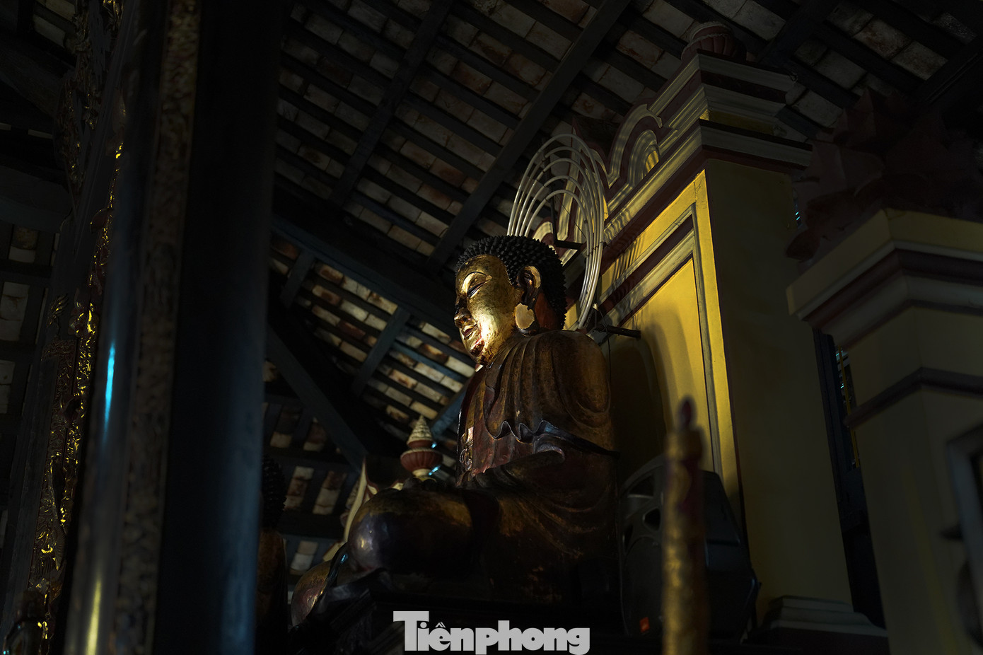 Tượng Thích Ca đặt giữa điện thờ, ngồi trên tòa sen làm bệ đỡ rực ánh vàng. Tượng Phật Thích Ca gần như nguyên vẹn các lớp thếp vàng.