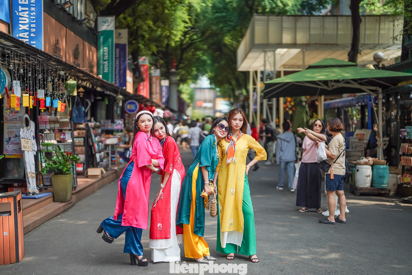 Nhiều bạn trẻ xúng xính áo dài chụp ảnh mừng xuân.