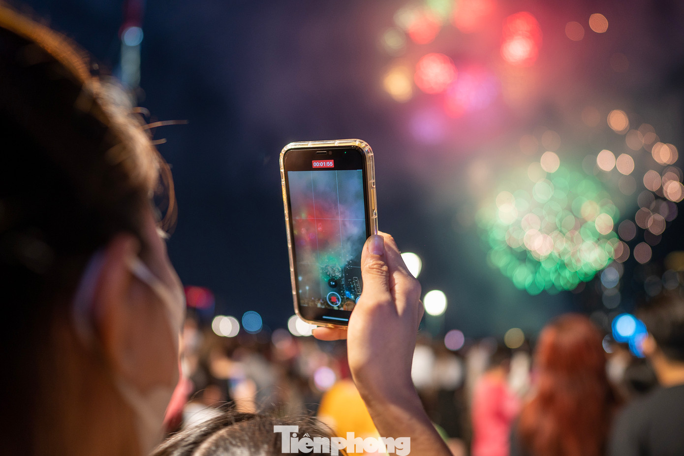 Từ 18h30 đến 21h30, cơ quan chức năng cấm các phương tiện lưu thông trên đường Nguyễn Huệ (đoạn từ đường Lê Thánh Tôn đến đường Tôn Đức Thắng, quận 1) để tổ chức chương trình bắn pháo hoa. Từ 18h30 đến 21h30, cơ quan chức năng cấm các phương tiện lưu thông trên đường Nguyễn Huệ (đoạn từ đường Lê Thánh Tôn đến đường Tôn Đức Thắng, quận 1) để tổ chức chương trình bắn pháo hoa.