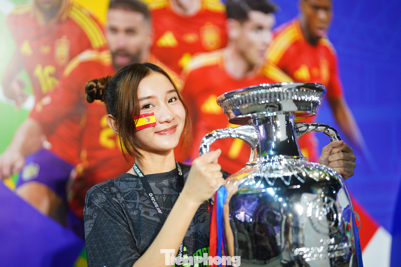 Khu vực có chiếc cúp Henri Delaunay thu hút khá đông người hâm mộ đến chụp ảnh.