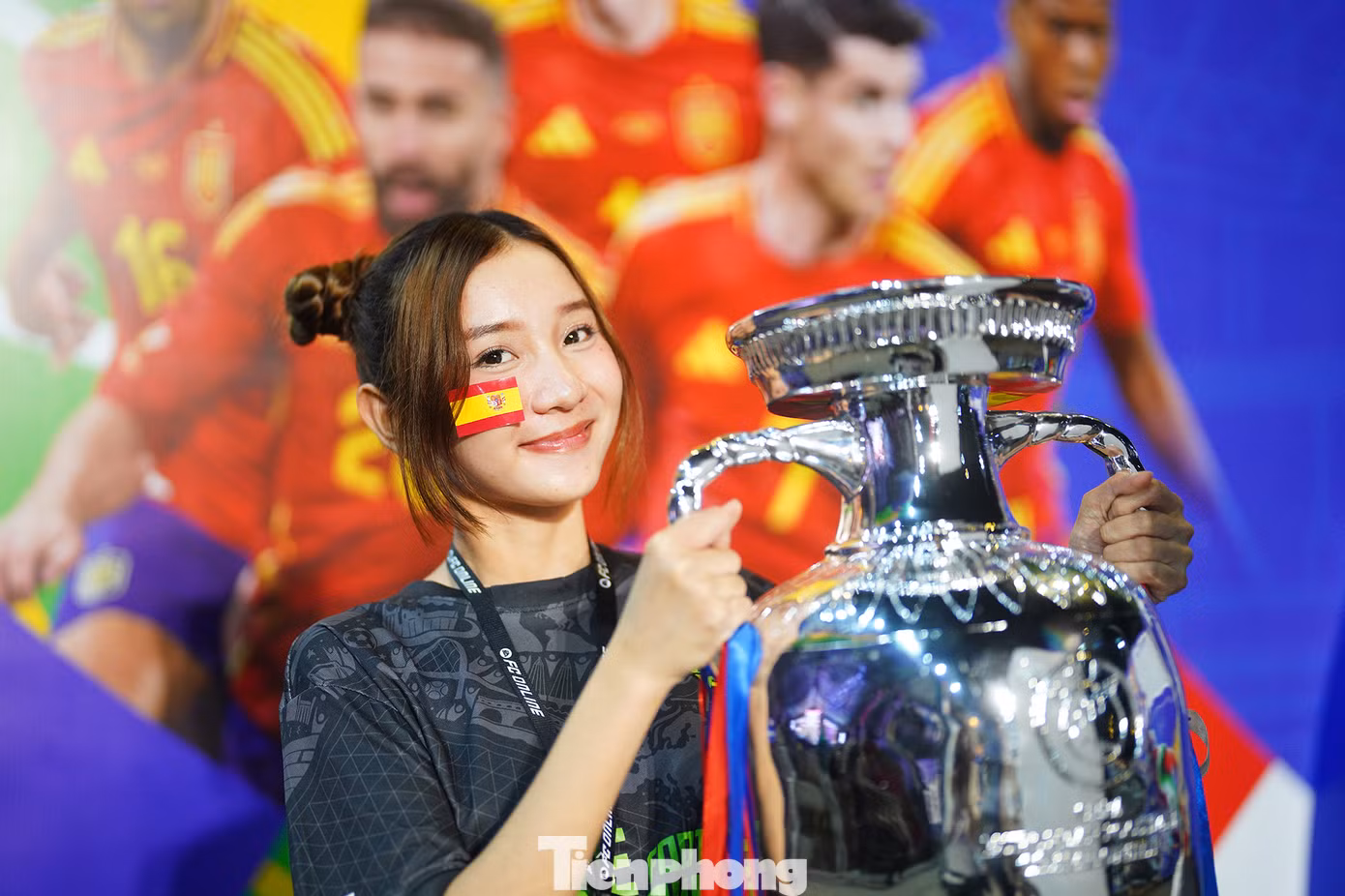 Khu vực có chiếc cúp Henri Delaunay thu hút khá đông người hâm mộ đến chụp ảnh.