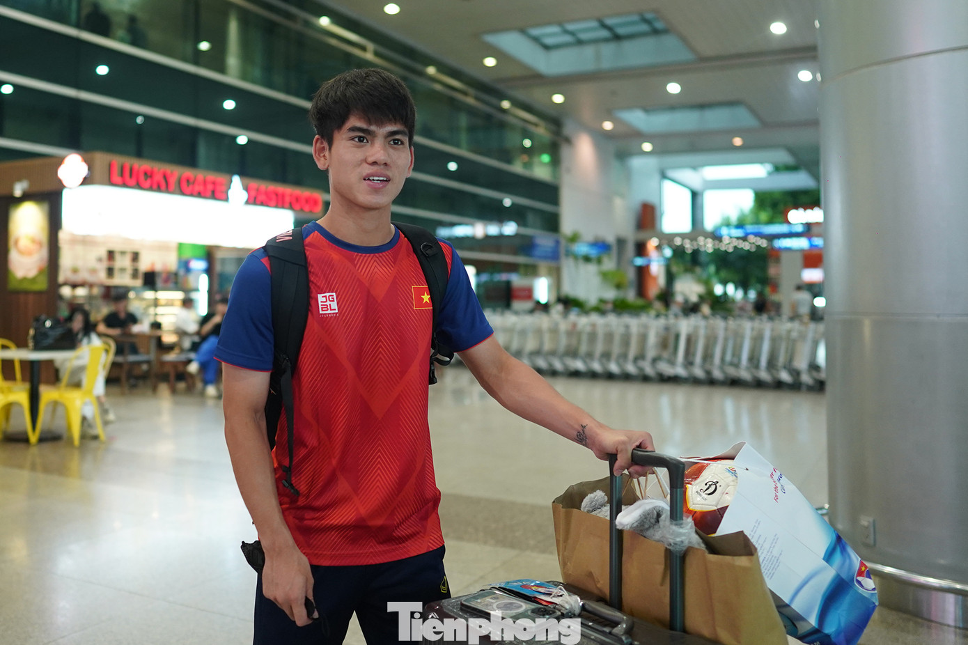 Xuất hiện cuối cùng là cầu thủ U22 Việt Nam Khuất Văn Khang.