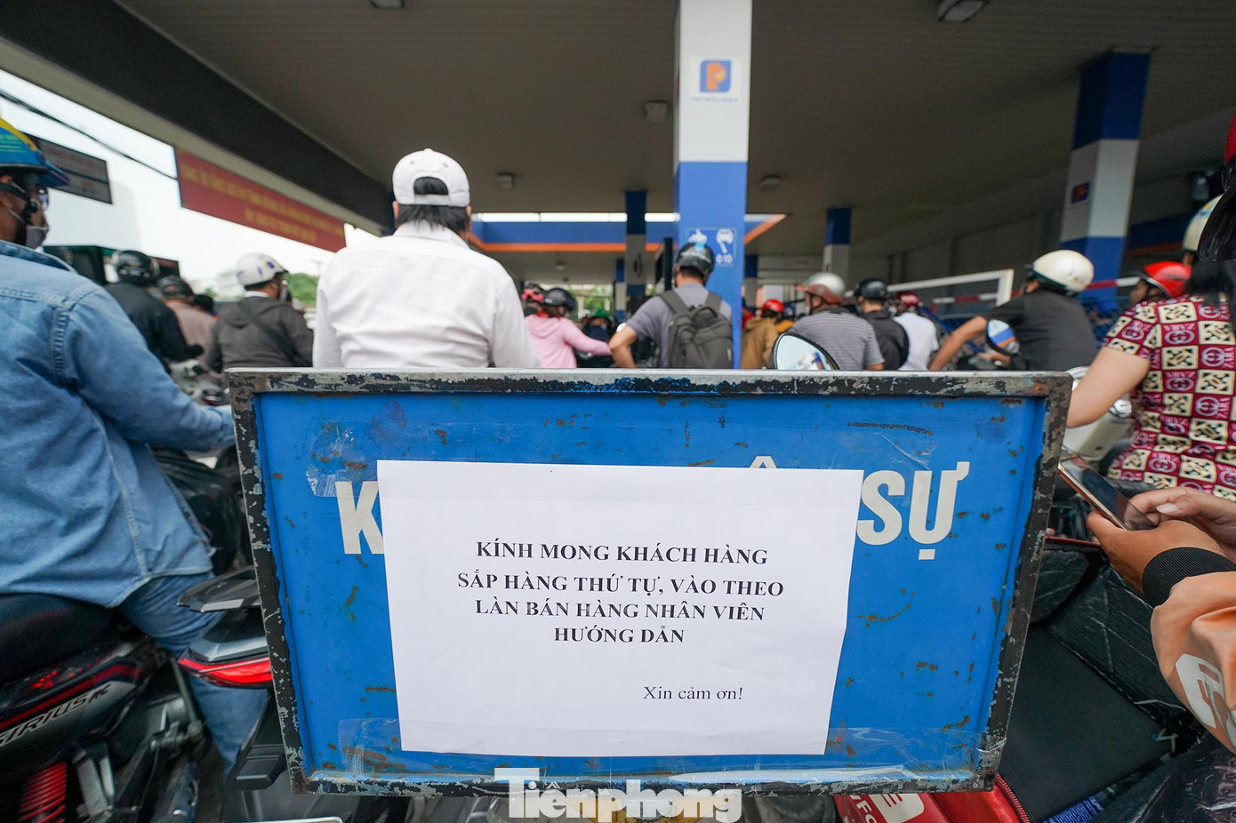 Một cây xăng hướng dẫn khách mua xăng theo thứ tự để tránh xảy ra ùn tắc, lộn xộn.