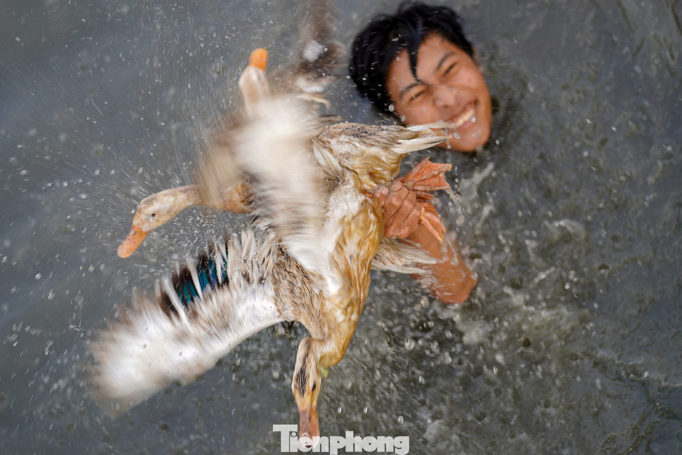 Chị Lê Tuyết Nhân Tâm (ngụ tỉnh Bình Dương) chia sẻ: "Hôm qua, tôi và gia đình đã cúng ở chùa Bà rồi. Hôm nay, tranh thủ xuống Tầm Vu tham gia lễ hội Làm Chay. Nhà tôi đi từ sáng nhưng đến nơi đúng vào lúc đi diễu hành Chiêu U nên giờ mới chen vô đây được. Nghe nhiều người nói cuộc thi này vui lắm. Công nhận mấy người bắt vịt hay thật. Tôi cứ nghĩ là bắt tay không khó lắm nhưng con nào thả xuống là bị mất con đó ngay".