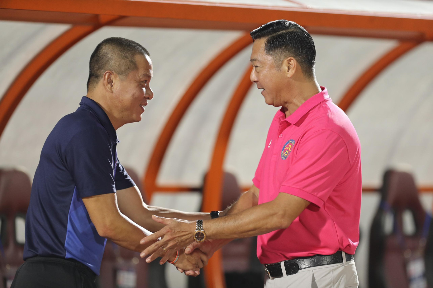 Sài Gòn FC vừa thua trắng 0-3 trước Bình Định ở vòng 21 vừa qua, nên cuộc tiếp đón Hải Phòng đang là bài toán nan giải của thầy trò HLV Phùng Thanh Phương trong việc tìm điểm, dẫu họ được chơi trên sân nhà. Tuy vậy, đội chủ sân Thống Nhất vẫn còn có thể hi vọng khi 2 tiền vệ hàng đầu là Hải Huy và Mosses của Hải Phòng sẽ không ra sân trận này vì nhận đủ 3 thẻ vàng. Trong ảnh, HLV Chu Đình Nghiêm (CLB Hải Phòng) bắt tay cùng GĐKT Lê Huỳnh Đức (Sài Gòn FC) trước trận.