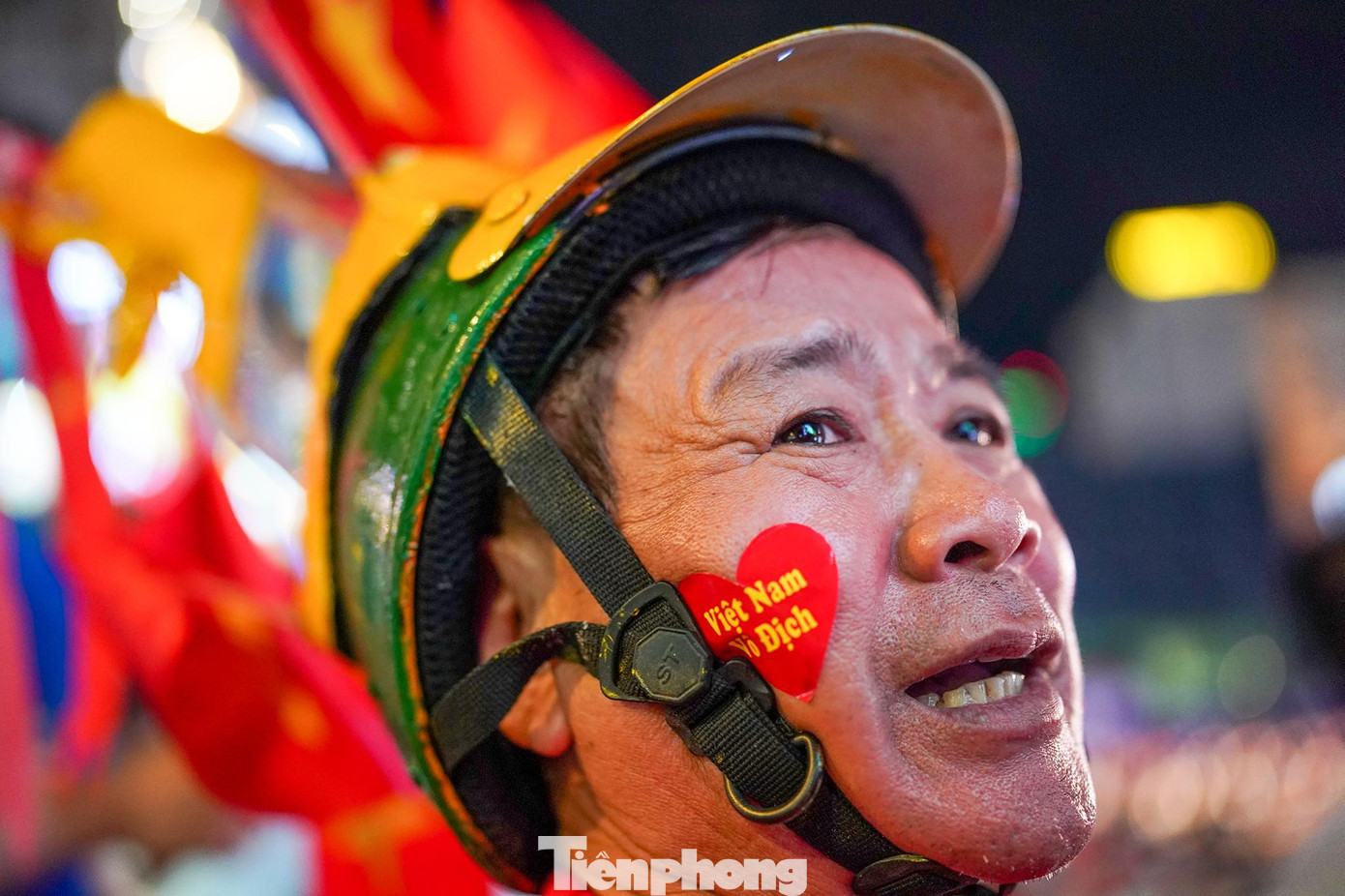 "Vào rồi, vào rồi, Việt Nam vô địch!", ông Rân hò hét trong đôi mắt rưng rưng. "Vào rồi, vào rồi, Việt Nam vô địch!", ông Rân hò hét trong đôi mắt rưng rưng.