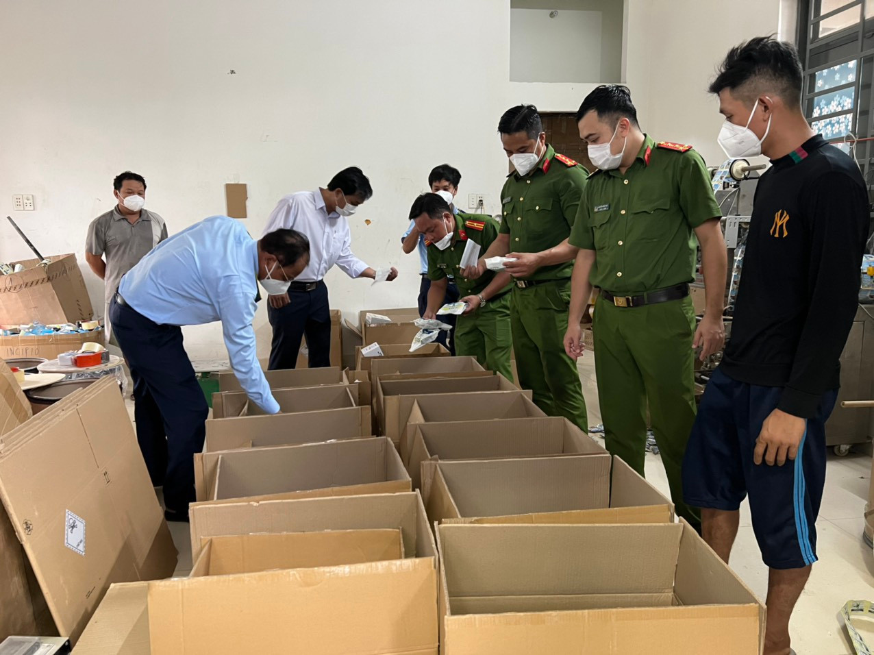 Công an kiểm tra tang vật tại hiện trường. Ảnh: CA Công an kiểm tra tang vật tại hiện trường. Ảnh: CA