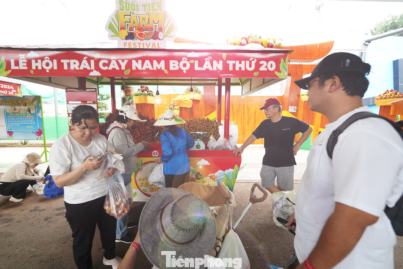 Chợ trái cây đặc sản - nơi quy tụ hàng trăm chủng loại trái cây đầu mùa cùng các sản phẩm OCOP của nhiều địa phương từ khắp vùng miền trên cả nước hội tụ; chất lượng tươi, ngon, giá rẻ hơn thị trường từ 20-30%. "Sầu riêng bên ngoài cũng 120.000-130.000 đồng một ký, trong này có 70.000 đồng. Mận Hà Nội ngoài chợ 30.000 đồng một ký, trong này có 17.000 đồng. Mít tố nữ thì trong này giá bán chỉ bằng một nửa so với bên ngoài... Quan trọng nhất là trái cây tươi ngon, chất lượng", bà Nguyễn Thị Trinh Thương (ngụ Đồng Nai) cho biết.